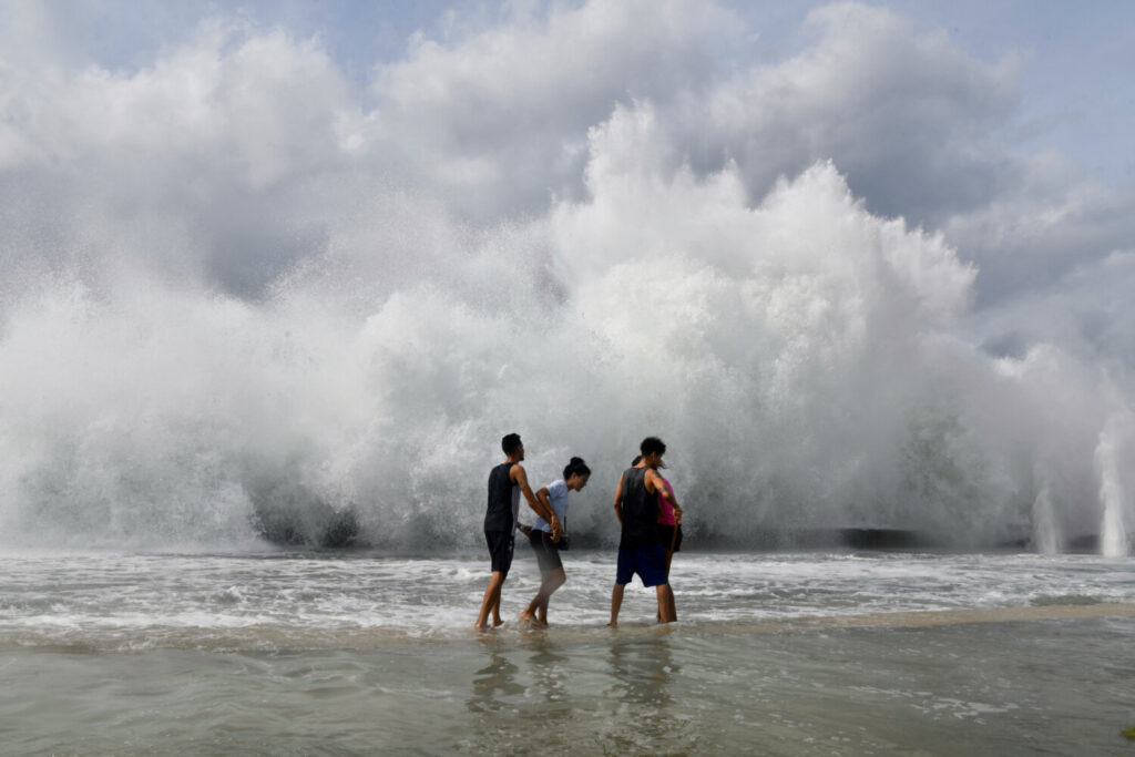 Las olas rompen sobre el bulevar marítimo de La Habana el Malecón mientras el huracán Milton pasa cerca de la costa cubana, La Habana, Cuba, 9 de octubre de 2024. REUTERS/Norlys Pérez