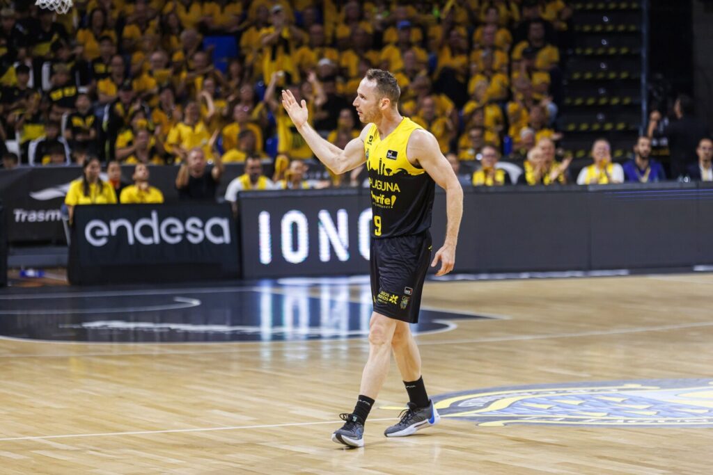 Tercer partido de esta temporada en la Basketball Champions League para el La Laguna Tenerife. En la imagen Marcelinho Huertas animando a la afición durante su último encuentro / La Laguna Tenerife