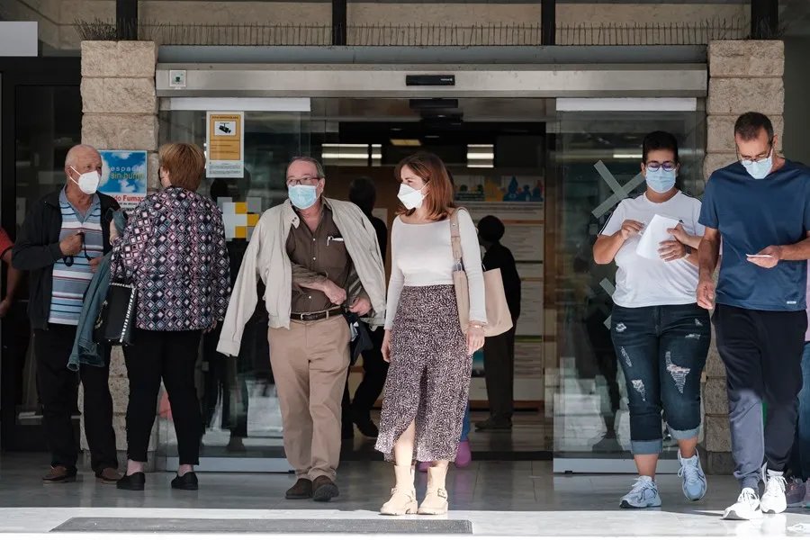 Retorno de las mascarillas. La Comisión de Salud Pública estudia medidas para afrontar la temporada de infecciones respiratorias. Imagen EFE