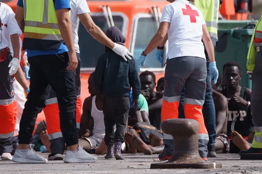 Acogida de menores. Imagen: Imagen de archivo de un grupo de inmigrantes en el puerto de Los Cristianos, en el sur de Tenerife. EFE/Ramón de la Rocha