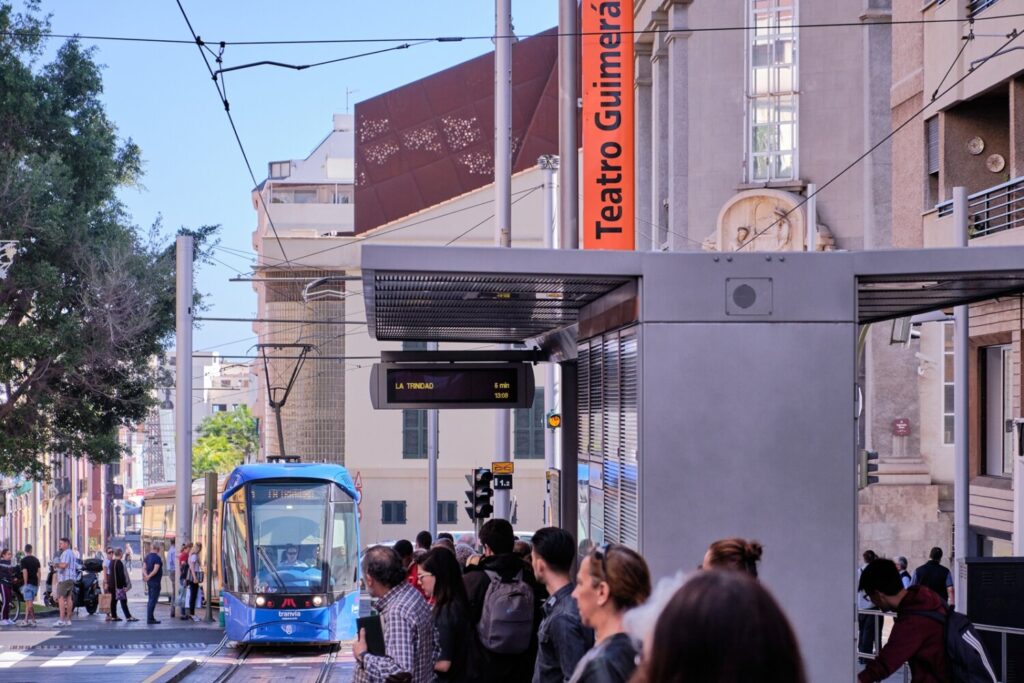 Tranvía de Tenerife a su paso por la parada del Teatro Guimerá, en Santa Cruz de Tenerife. Imagen Metrotenerife