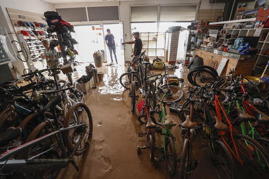 Varias personas evalúan los destrozos causados en el interior de su comercio en la localidad valenciana de Catarroja/EFE/Manuel Bruque