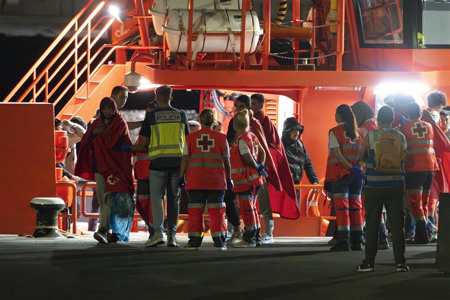 Migrantes rescatados este jueves, 11 de octubre, por la noche en Lanzarote. Imagen EFE