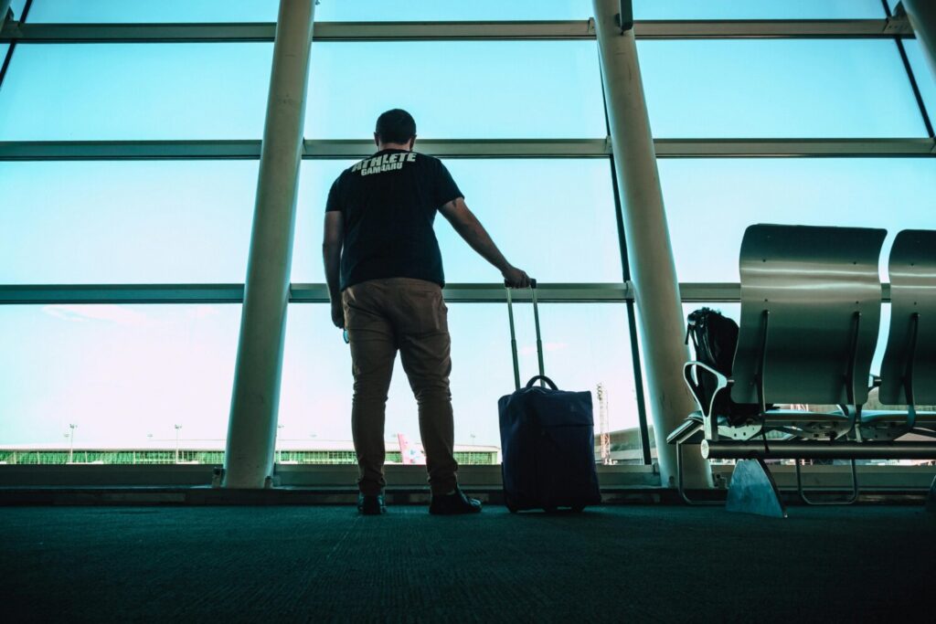 Imagen de archivo de un hombre con una maleta en un aeropuerto.