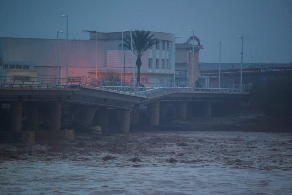 Un río fluye bajo un puente parcialmente derrumbado afectado por lluvias torrenciales que causaron inundaciones en la ciudad de Carlet, región de Valencia, España, el 30 de octubre de 2024. REUTERS/Eva Manez