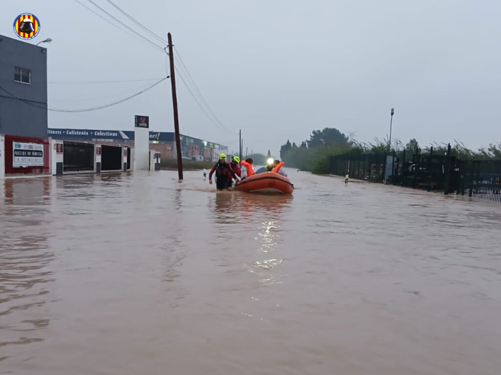 Rescate de bomberos en Valencia en una neumática en Alzira 