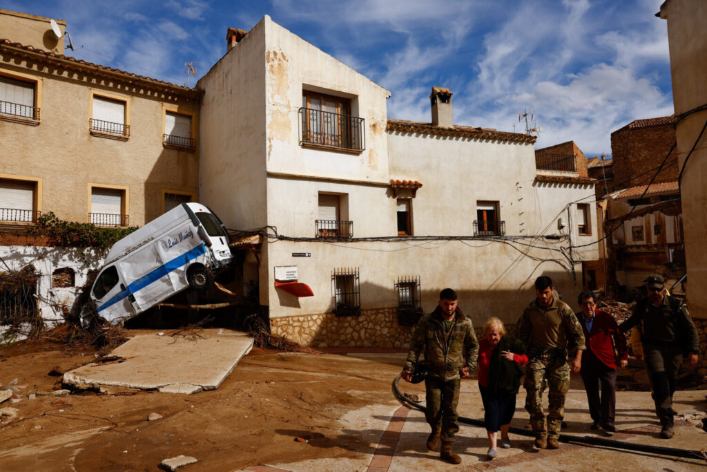 Encarna Rivero, de 88 años, y su marido José Tomás, de 89, son rescatados después de quedar aislados en la casa de un vecino en Letur, España / REUTERS/Susana Vera