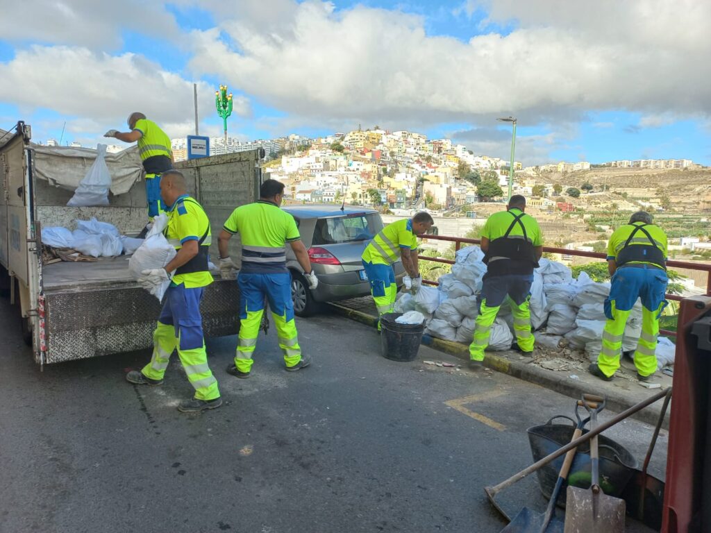 Operarios de limpieza en retirada de vertidos incontrolados de Las Palmas de Gran Canaria / Ayuntamiento de Las Palmas de Gran Canaria 