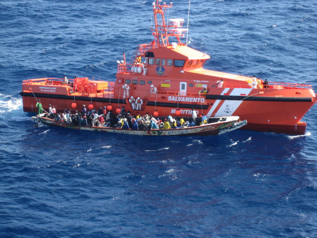 Embarcación de Salvamento Marítimo en proceso de rescate de un cayuco en alta mar / Archivo / Salvamento Marítimo 