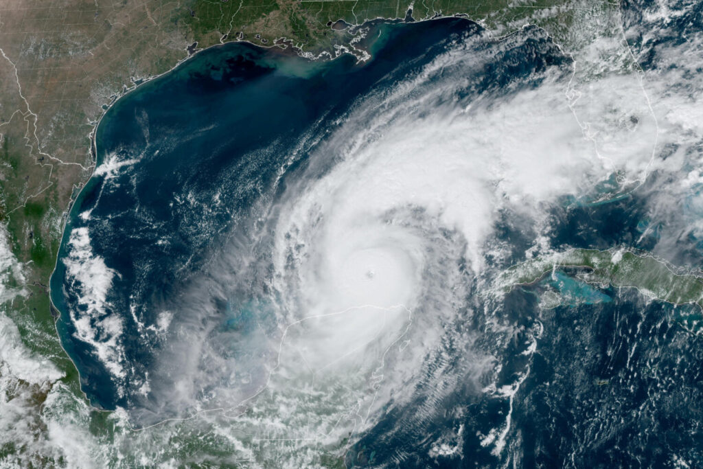 Una imagen satelital muestra el avance del huracán Milton antes de su esperado aterrizaje en Florida, en el Golfo de México este 8 de octubre /  REUTERS 