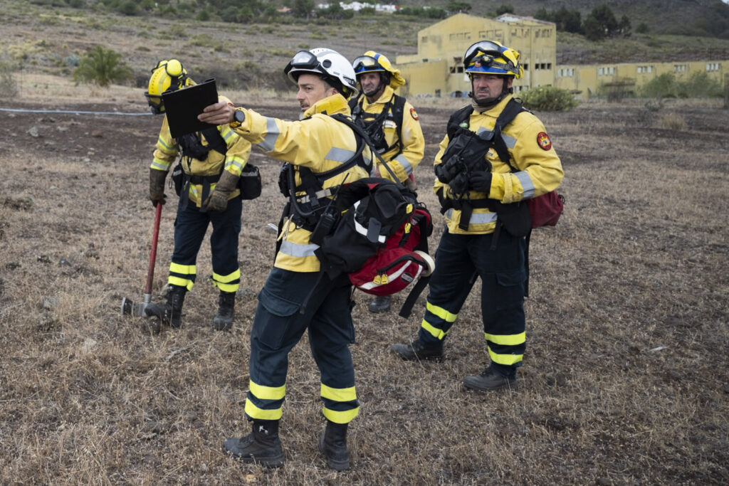 Bomberos del Consorcio de Emergencias de Gran Canaria durante un simulacro.