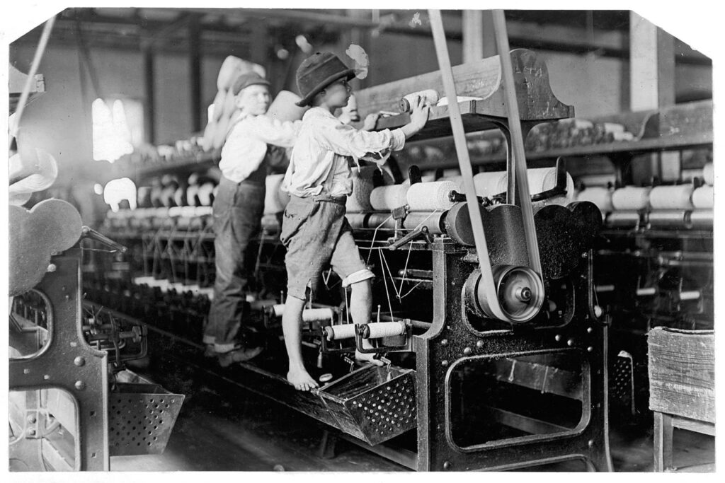 Niños trabajando en una fábrica