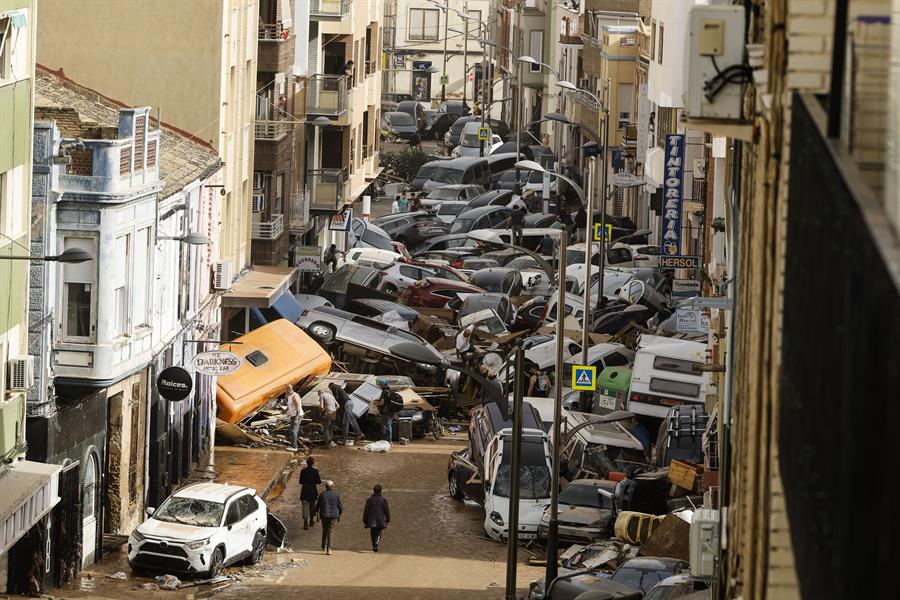 Vehículos amontonados en una calle tras las intensas lluvias de la fuerte dana que afecta especialmente el sur y el este de la península ibérica, este miércoles en Picaña (Valencia). EFE/Biel Aliño