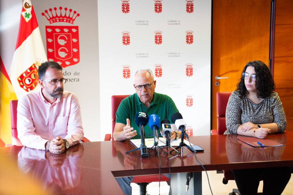 El Cabildo de La Gomera aprueba el presupuesto de 2025. Casimiro Curbelo junto a Adasat Reyes y Cristina Ventura durante la rueda de prensa sobre el presupuesto de La Gomera en 2025/ Cabildo de La Gomera.