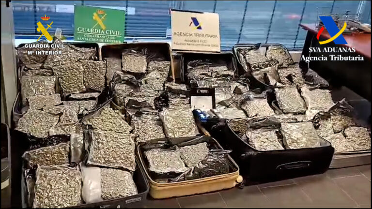 Cuatro detenidos en el Aeropuerto Tenerife Sur cuando portaban en sus maletas 110 kg de marihuana