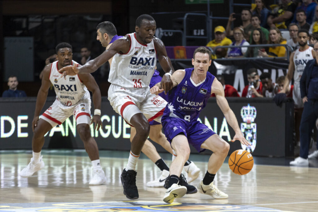 El base de La Laguna Tenerife, Marcelinho Huertas y el pívot del Baxi Manresa, Amida Brimah, este sábado, durante el partido de la octava jornada de la Liga Endesa que enfrenta al Laguna Tenerife con el Baxi Manres