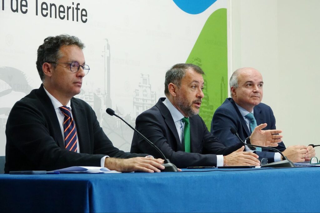 Santa Cruz presenta su presupuesto para 2025. José Manuel Bermúdez, José Alberto Díaz-Estébanez y Carlos Tarife durante la presentación del presupuesto de 2025 del Ayuntamiento de Santa Cruz de Tenerife./ Ayuntamiento de Santa Cruz de Tenerife.