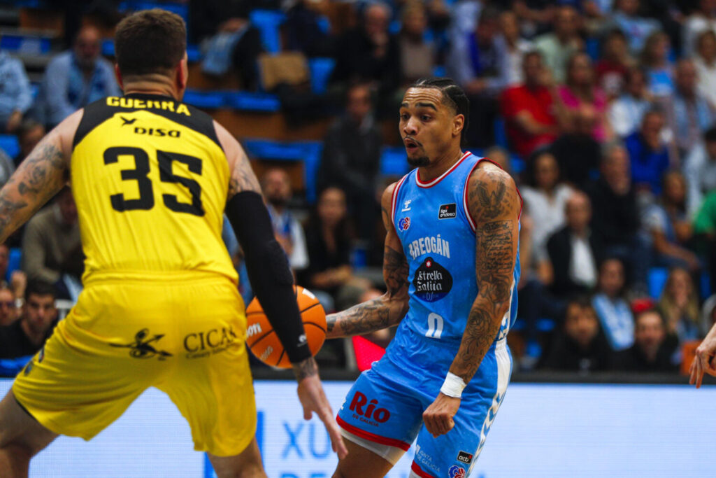 El escolta del Breogán Jordan Davis (d) juega un balón ante Fran Guerra, del Tenerife, durante el partido de la Liga Endesa de baloncesto que Río Breogán y La Laguna Tenerife han reanudado este jueves en Lugo. EFE