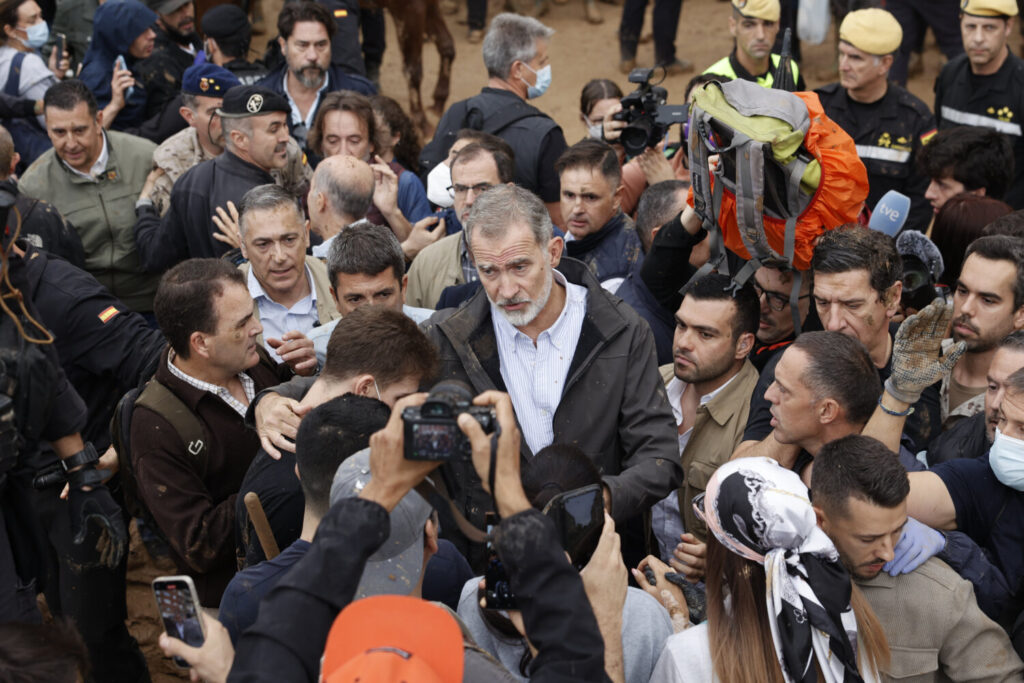 El rey Felipe habla con vecinos de Paiporta durante su visita este domingo. Gritos de 'fuera', así como lanzamiento de barro, están recibiendo a la comitiva de los reyes de España, el presidente del Gobierno, Pedro Sánchez, y el president de la Generalitat, Carlos Mazón, a su llegada al centro de Paiporta. Numerosas personas indignadas han recibido con insultos a la comitiva y se han encarado con ella, mientras que tanto el rey como la reina ha intentado mediar con jóvenes que se les han acercado.