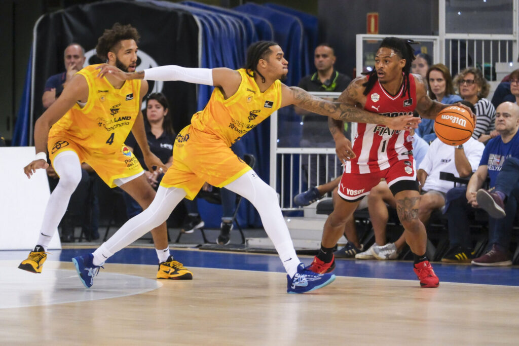 NGeorge Conditt IV, Caleb Homesley y Nike Sibande, jugadores del Dreamland Gran Canaria y del Básquet Girona, este domingo, durante el partido perteneciente a la octava jornada de la Liga Endes