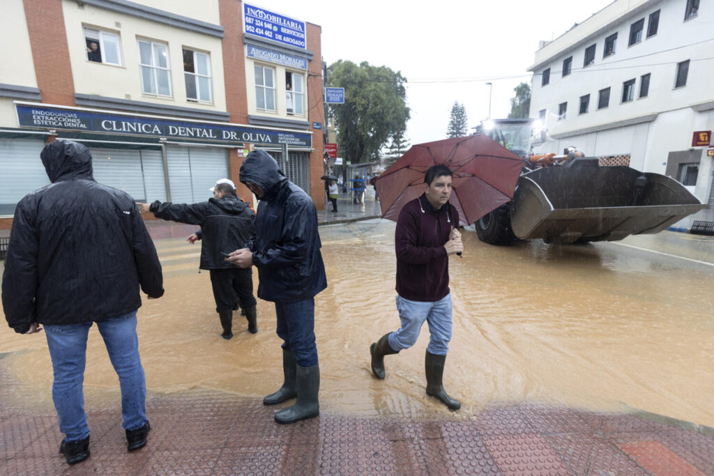 -Barriada de Campanillas en Málaga, en la que el paso de la dana ha obligado a nuevos desalojos preventivos en el río Campanillas ante su posible desbordamiento, que se suman a los de 3.000 personas en la ribera del Guadalhorce, y ha anegado el centro de la capital, la mayor parte de la provincia malagueña se encuentra en aviso rojo por fuertes lluvias este miércoles.EFE