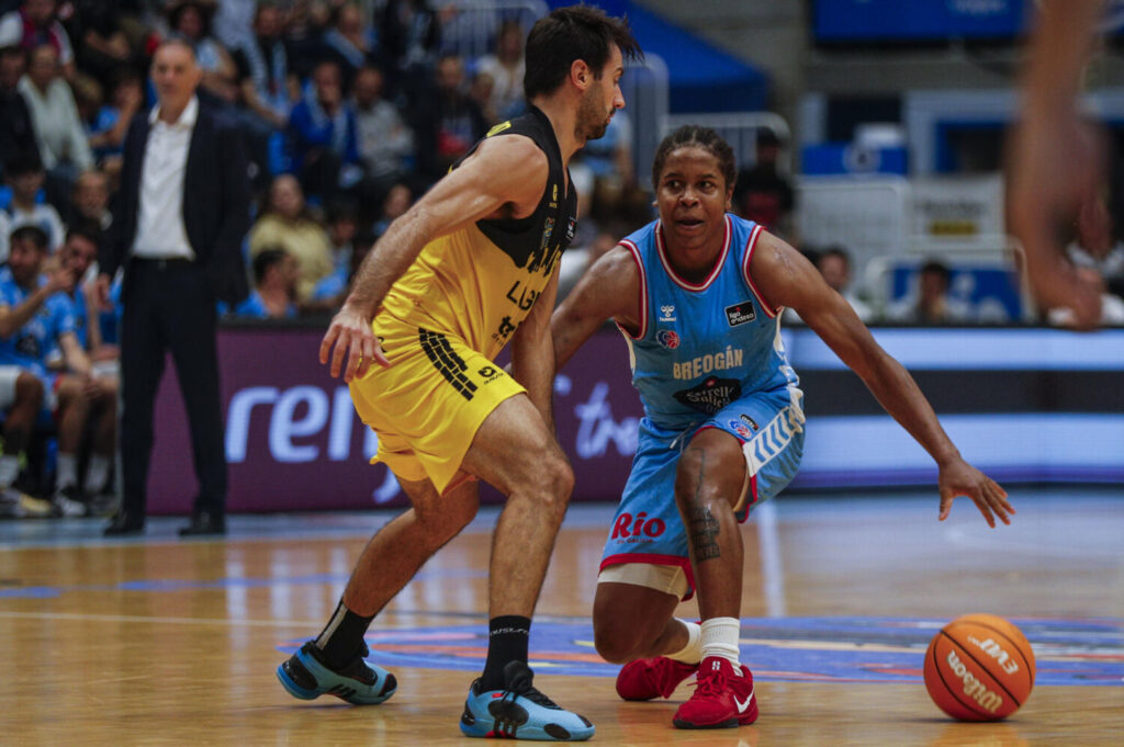 El base del Breogán Charlie Moore (d) juega un balón ante Bruno Fitipaldo, del Tenerife, durante el partido de la Liga Endesa de baloncesto que Río Breogán y La Laguna Tenerife han reanudado este jueves en Lugo/EFE