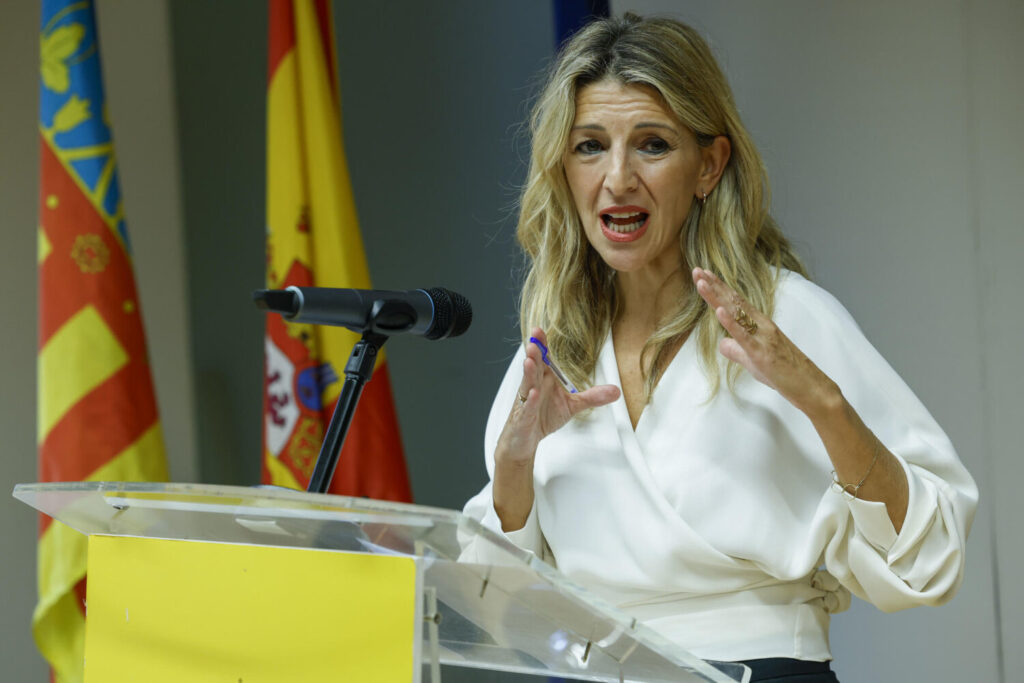 La vicepresidenta segunda y ministra de Trabajo, Yolanda Díaz, en rueda de prensa este lunes en Valencia/EFE