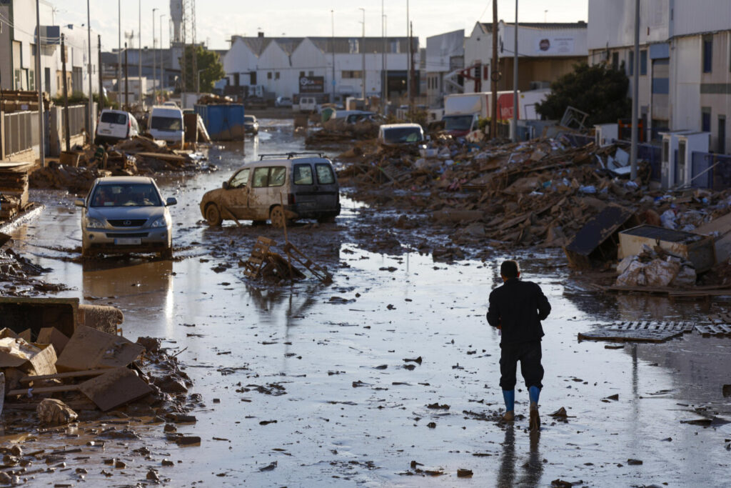 Una persona camina por una calle del polígono de Catarroja, este lunes. La última actualización de datos oficiales sobre los efectos de la dana y las devastadoras inundaciones del pasado 29 de octubre ha elevado a 222 el número de víctimas mortales confirmadas en toda España, y ha situado en 36.803 el número de personas que han sido rescatadas, 82 de ellas en las últimas horas/EFE