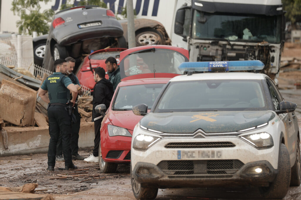 Efectivos de la Guardia Civil identifican a un hombre en el polígono industrial de Riba-roja de Túria