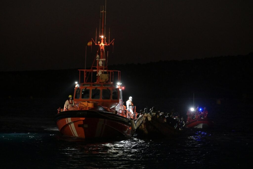 El buque de Salvamento Marítimo "Salvamar Adhara" ha rescatado en la tarde de este lunes a otras 110 personas que viajaban en un cayuco en aguas cercanas a El Hierro, entre ellas 32 mujeres y diez niños/EFE