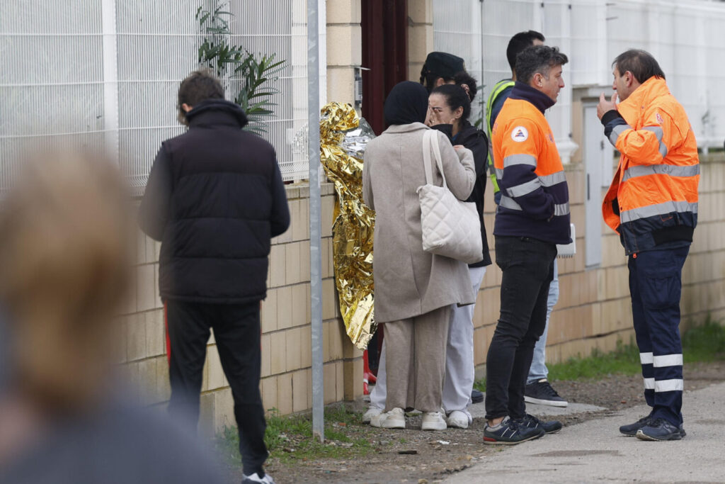 Miembros de los servicios de emergencia y familiares de residentes a las puertas de una residencia de mayores en Villafranca de Ebro, este viernes. El incendio declarado esta madrugada en una residencia de mayores de Villafranca de Ebro (Zaragoza), en el que han muerto diez personas, se desarrolló en un ala del edificio, de una sola planta, y provocó gran cantidad de humo, saturando prácticamente todo el recinto. Además de las diez víctimas mortales, al parecer por inhalación de humo, otras dos personas han resultado heridas y han sido trasladadas en estado crítico al hospital Royo Villanova/EFE