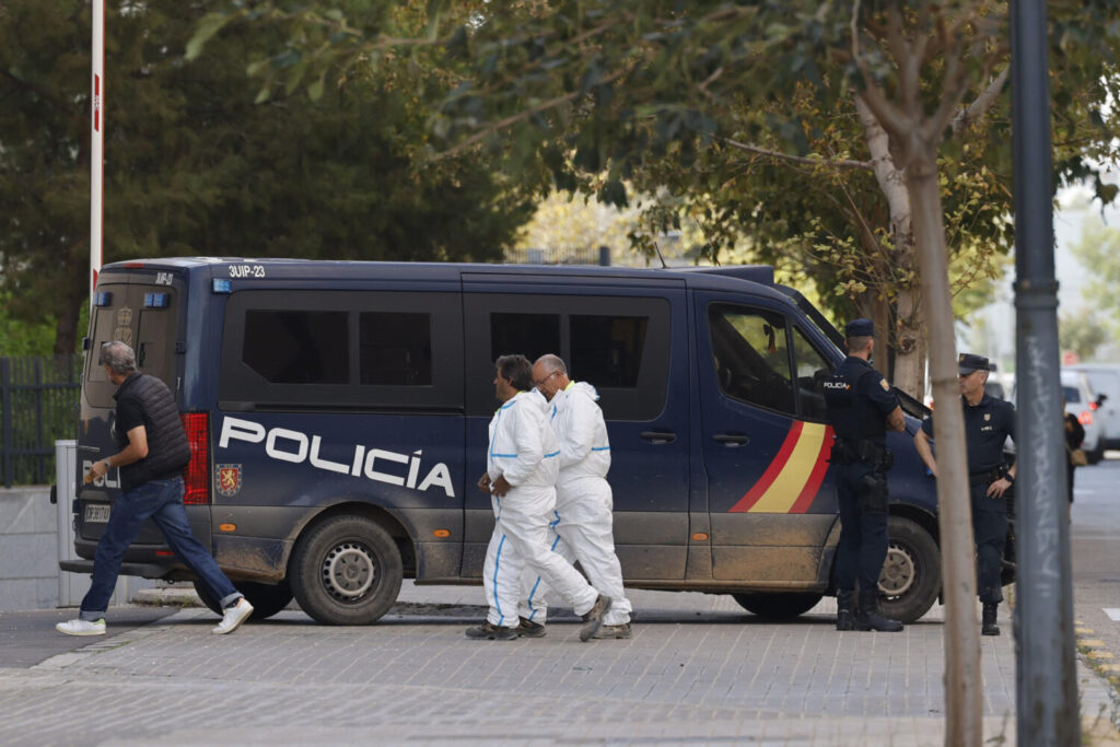 Efectivos de los servicios funerarios junto a un furgón policial, este jueves en la CIudad de la Justicia e Valencia.La Comunitat Valenciana intenta recuperarse de la peor dana del siglo en España, que ha dejado casi un centenar de muertos en esa región, además de un inmenso escenario de daños en carreteras, calles e infraestructuras de numerosas localidades/EFE