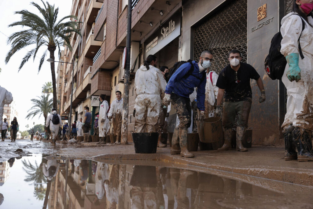 Calles aún cubiertas de agua y barro en Paiporta, este domingo. El Ayuntamiento de Paiporta, uno de los municipios valencianos más afectados por la dana, ha pedido a sus vecinos que no intervengan "por cuenta propia" en la apertura de sótanos y garajes, y ha recordado que ya están actuando en ello efectivos de Bomberos y de la Unidad Militar de Emergencias (UME)/ EFE