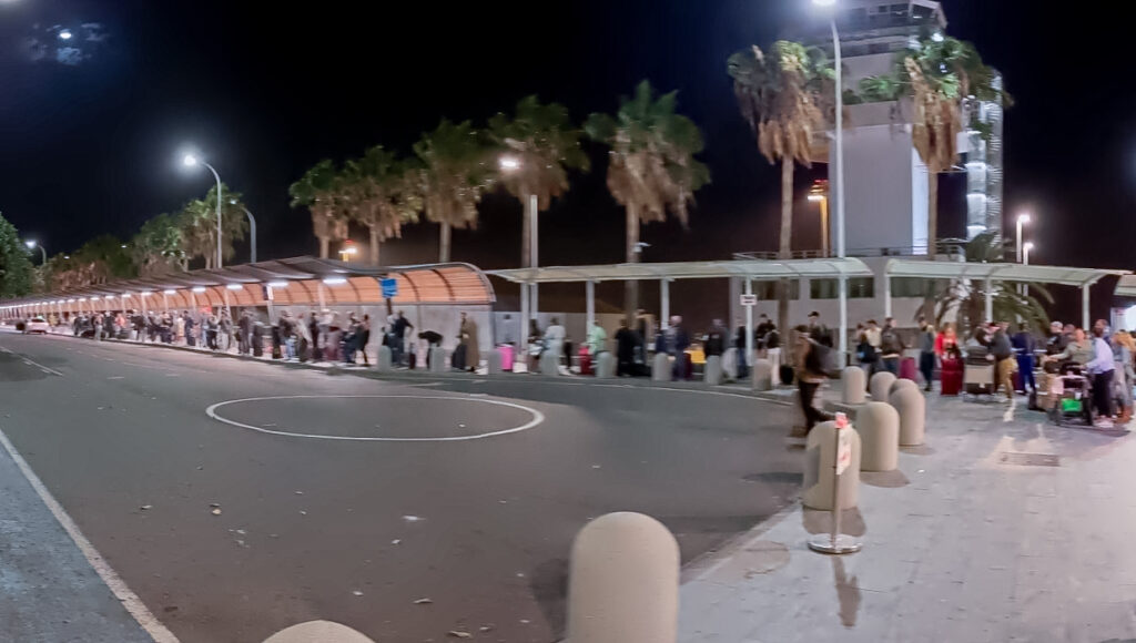 Colas de pasajeros esperando por un taxi en el Aeropuerto de Tenerife Sur