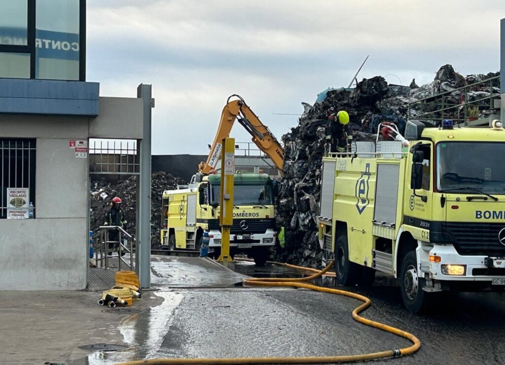 Incendio en Arinaga. Nave industrial del Polígono de Arinaga