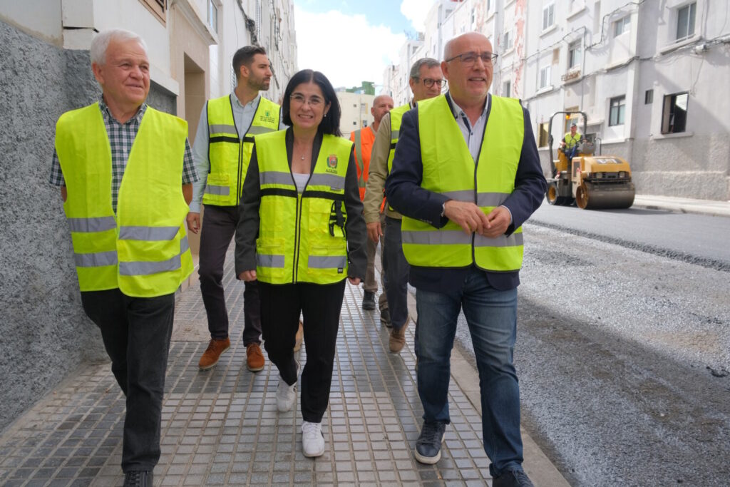 La alcaidesa de Las Palmas de Gran Canaria, Carolina Darias y el presidente del Cabildo de Gran Canaria, Antonio Morales pasean por las obras de reasfaltado en el barrio de Escaleritas/Ayuntamiento de Las Palmas de Gran Canaria