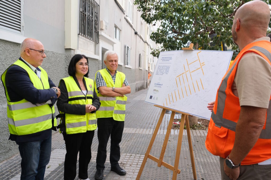 La alcaidesa de Las Palmas de Gran Canaria, Carolina Darias y el presidente del Cabildo de Gran Canaria, Antonio Morales conocen la explicación de las obras de reasfaltado en varias calles de la capital grancanaria/Ayuntamiento de Las Palmas de Gran Canaria