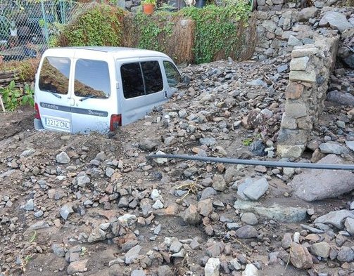 Vehículo bajo el corrimiento de terreno. Imagen Cecopal Santa Cruz de Tenerife