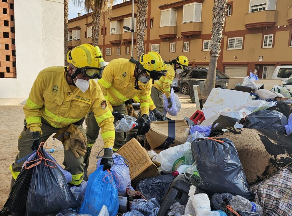 Bomberos de Tenerife recogen basura en Valencia/1-1-2