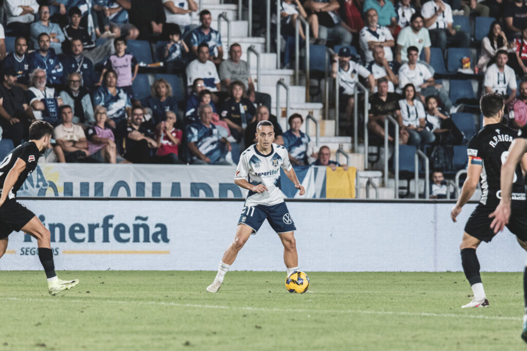 Luismi Cruz en un lance del partido frente a dos defensores del Elche