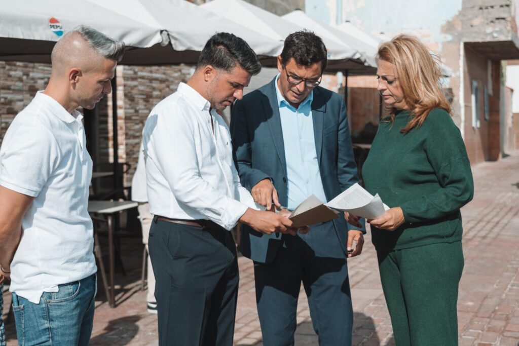 Coalición Canaria solicita modificar los decretos de ayuda a afectados por catástrofes. Pablo Rodríguez, Cristina Valido y David Suárez durante su visita al barrio de San Cristóbal, en Las Palmas de Gran Canaria/ Coalición Canaria.