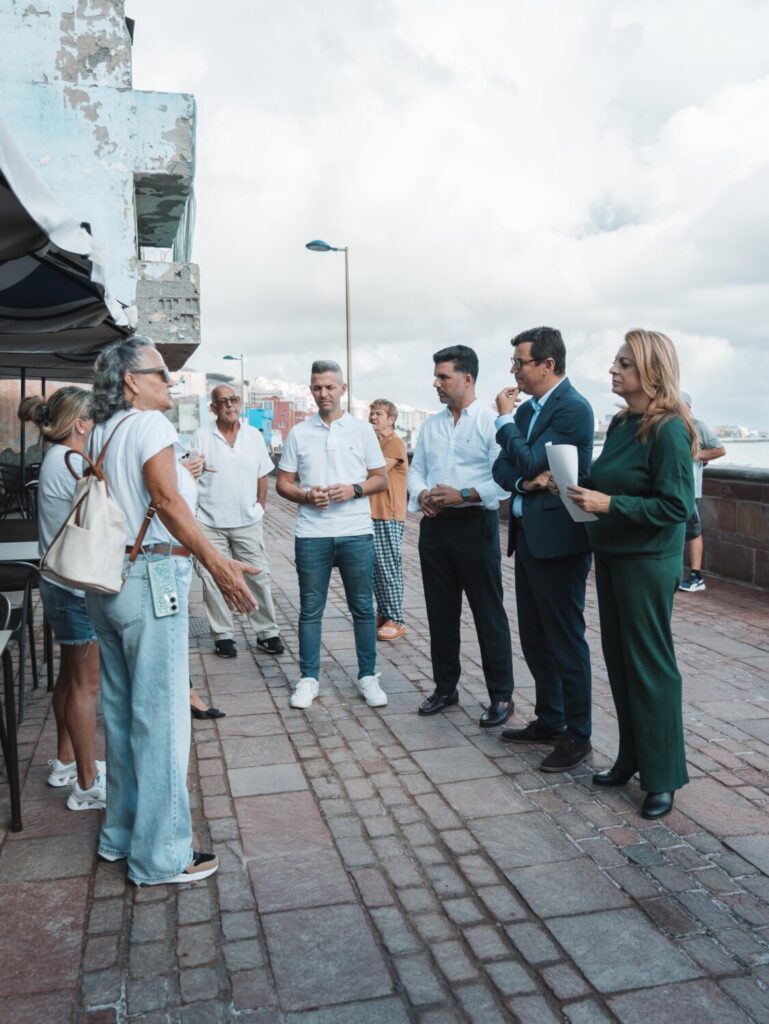 Coalición Canaria solicita modificar los decretos de ayuda a afectados por catástrofes. Pablo Rodríguez, Cristina Valido y David Suárez escuchando a los vecinos del barrio de San Cristóbal, en Las Palmas de Gran Canaria/ Coalición Canaria.