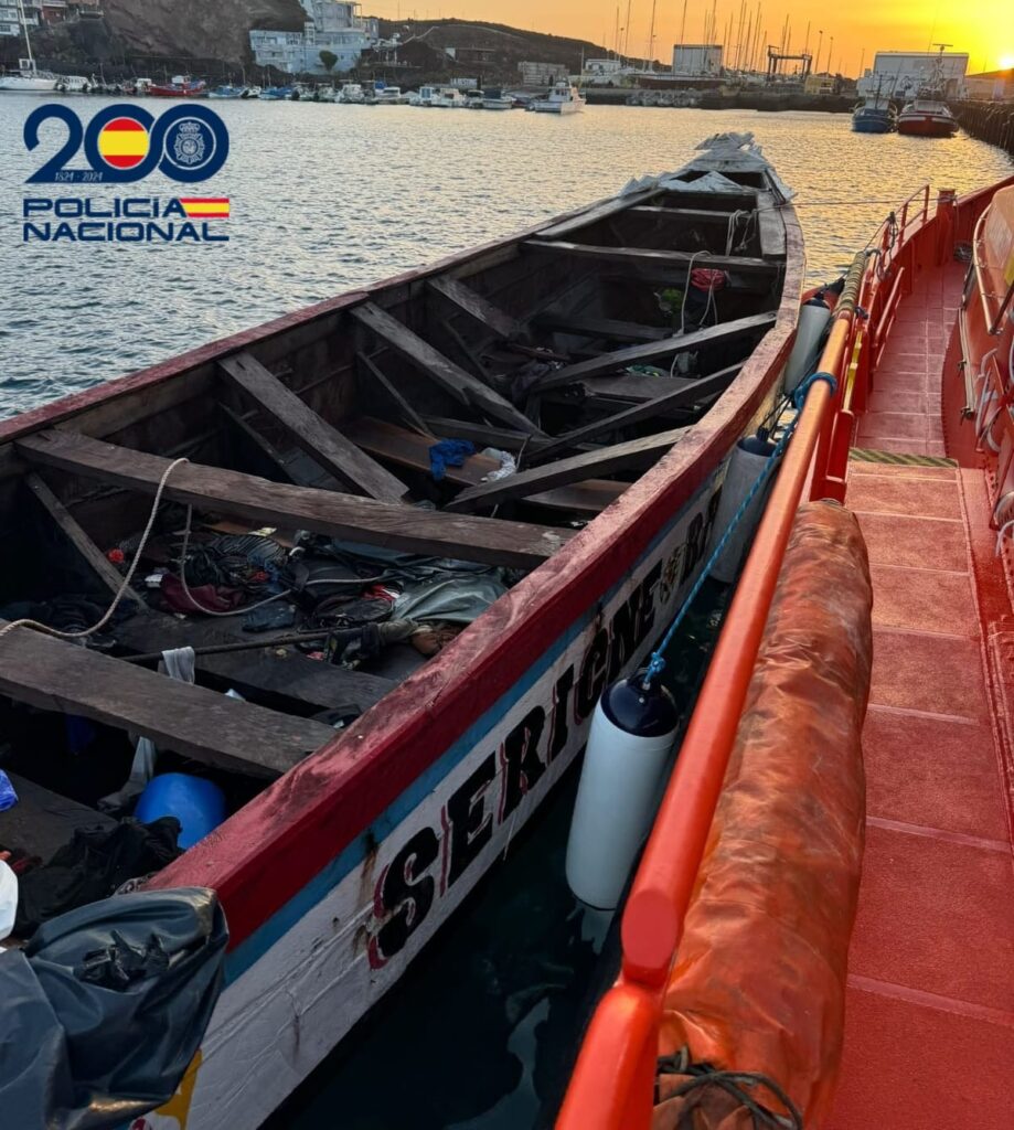 Detenido en Vigo el presunto patrón de un cayuco que llegaba a El Hierro. Imagen del cayuco que llegaba a El Hierro el pasado agosto/ Policía Nacional.