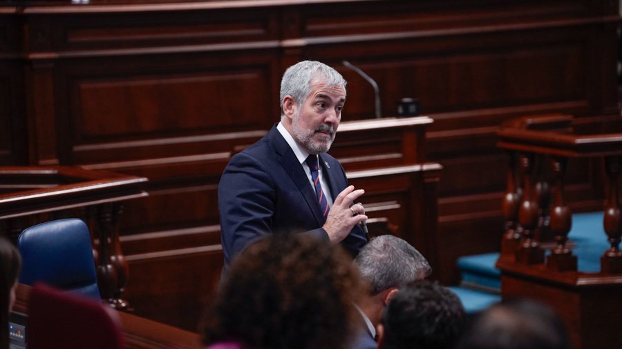 Clavijo convocará el Pacto Canario por la Migración. Imagen: Fernando Clavijo, en el Parlamento de Canarias. Presidencia del Gobierno