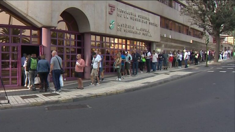 Largas colas para ser atendidos en la Seguridad Social de Pérez del Toro, en la capital grancanaria