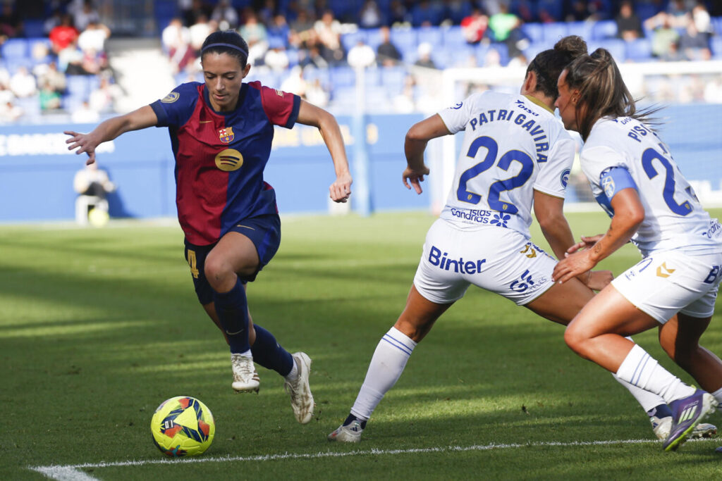 La centrocampista del Barcelona Aitana Bonmatí lucha con la defensa Patri Gaviria durante el encuentro correspondiente a la jornada 11 de la Liga F entre FC Barcelona y el Costa Adeje Tenerife en el estadio Johan Cruyff de la localidad barcelonesa de Sant Joan Despí