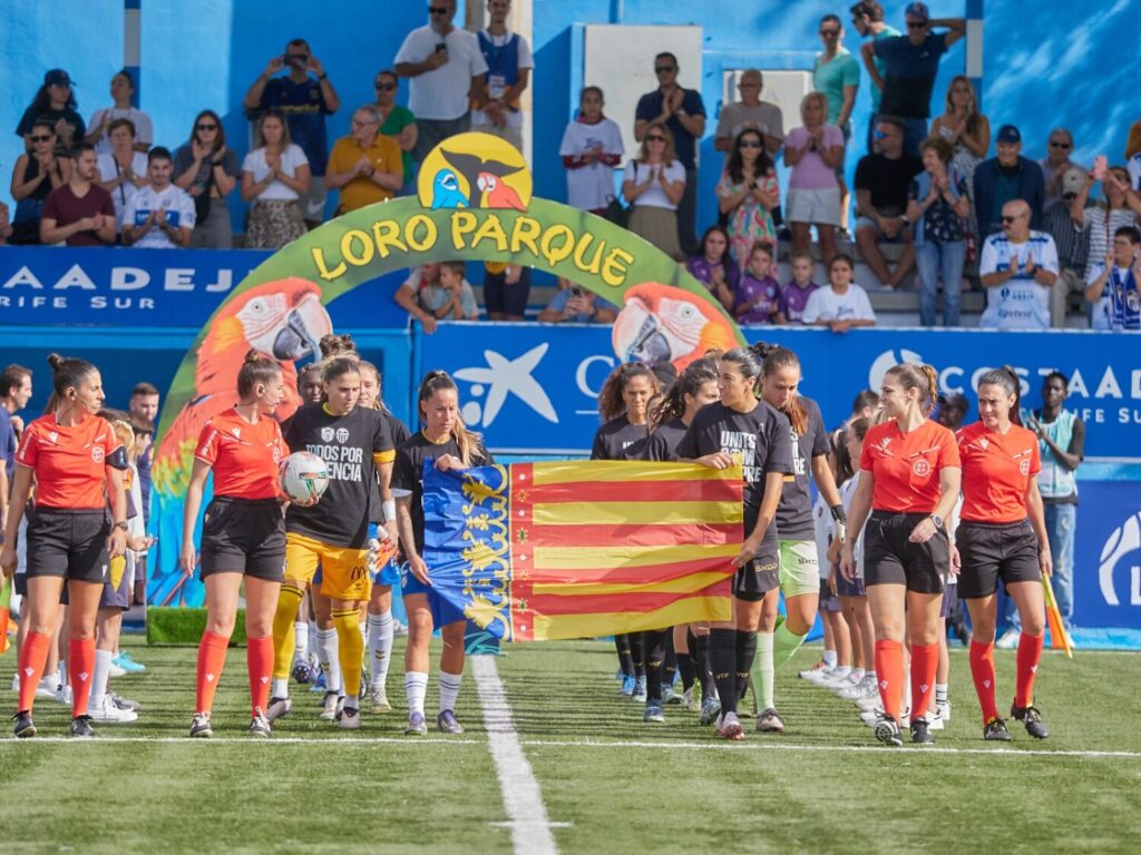 Costa Adeje Tenerife y Valencia saltaron al terreno de juego portando la bandera de la comunidad valenciana / Costa Adeje Tenerife 