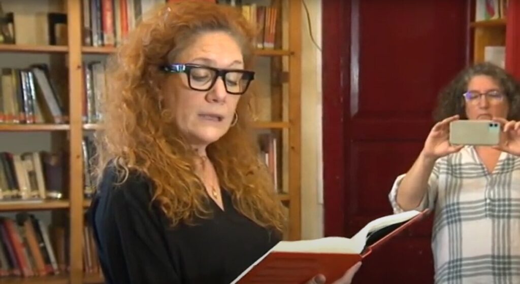 Fallarás da voz a las víctimas de agresiones sexuales. Cristina Fallarás leyendo uno de los capítulos de su libro “No Publiques mi nombre”/ RTVC.