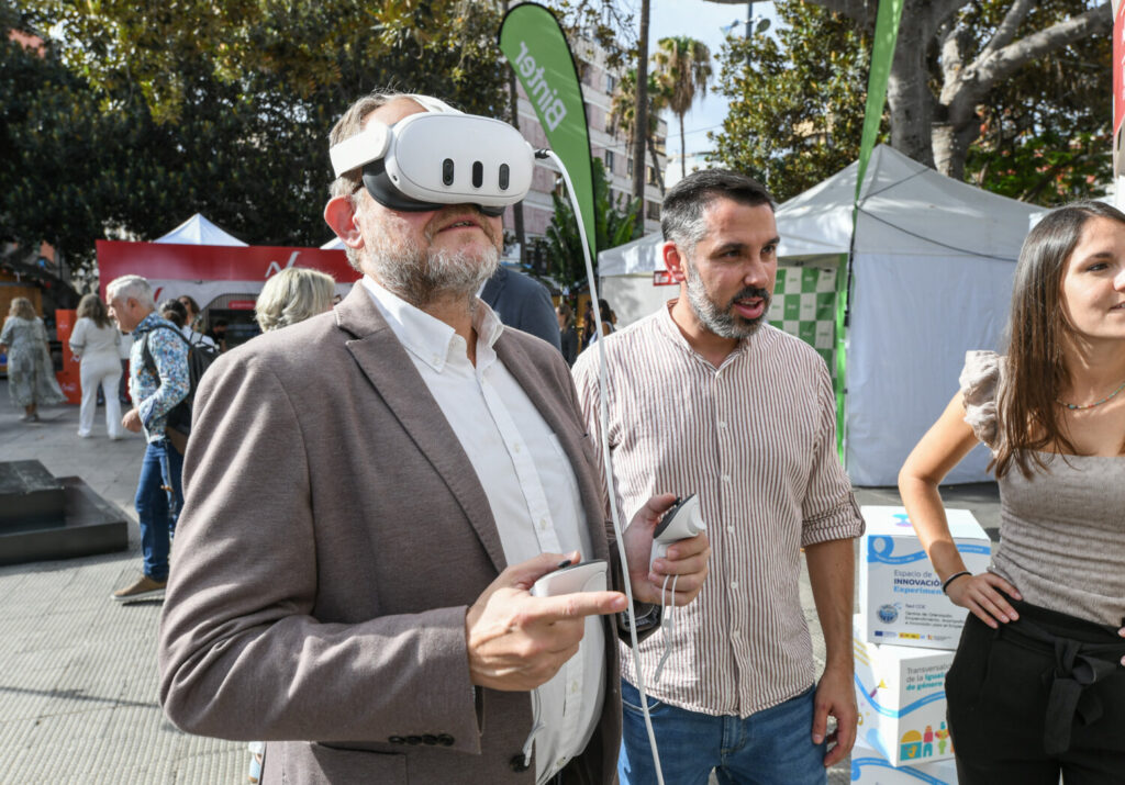 Se inaugura la feria ‘Expofuturo Grupo Newport’. José Eduardo Ramírez, concejal de Empleo y Movilidad del Ayuntamiento de Las Palmas de Gran Canaria, probando uno de los stands de la Feria ‘Expofuturo Grupo Newport’/ Ayuntamiento de Las Palmas de Gran Canaria.