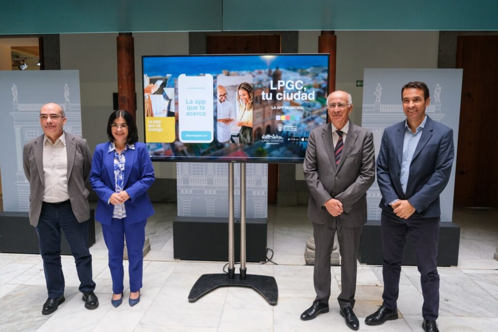 Carolina Darias, Francisco Hernández Spínola, Roberto Moreno y Manuel Castellano en la presentación de la nueva versión de la app ‘LPGC Tu Ciudad’/ Ayuntamiento de Las Palmas de Gran Canaria.